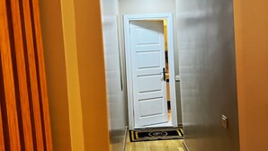 Dobbelt- eller tomannsrom – standard | Safe på rommet, skrivebord, lydisolert og strykejern/-brett