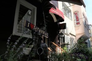 Property entrance - Taksim Cetinkaya Suite (Istanbul)