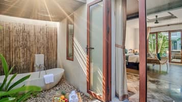 Combined shower/tub, rainfall showerhead, free toiletries, hair dryer