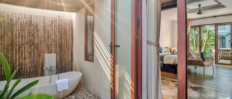 Combined shower/bathtub, rainfall showerhead, free toiletries