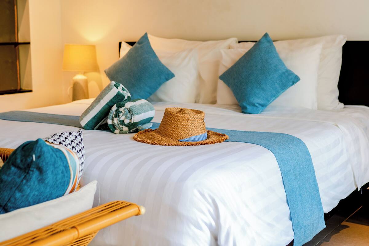 Habitación Deluxe, tina, vista a la alberca | 1 habitación, caja de seguridad en la habitación y escritorio