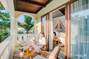 Deluxe kamer, balkon | Een kluis op de kamer, een bureau, een laptopwerkplek