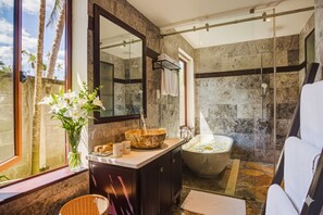 Habitació familiar, vistes a la piscina | Bany | Combinació de dutxa i banyera i capçal de dutxa tipus cascada 