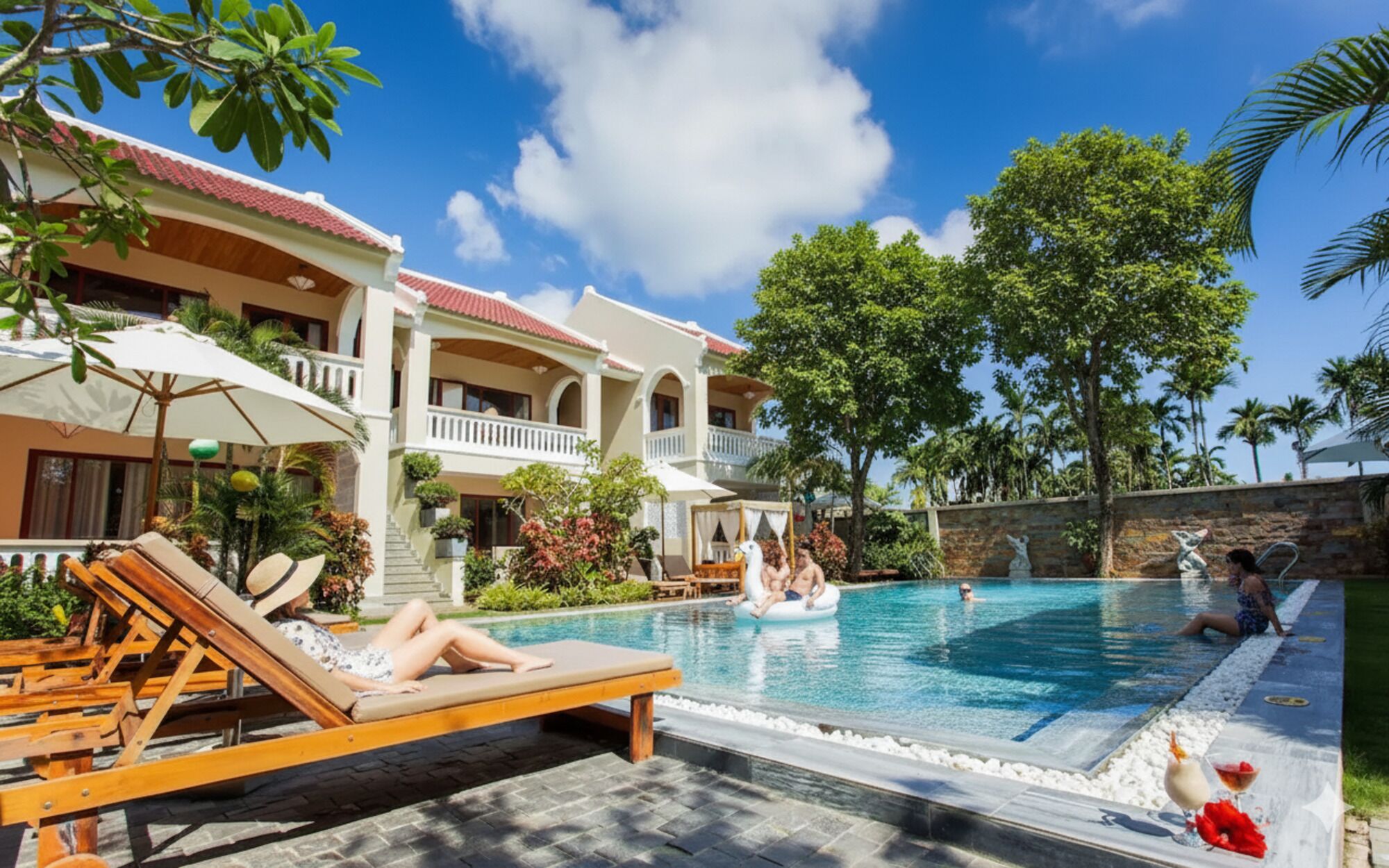 outdoor pool, open 7 am to 10:30 pm, pool umbrellas, pool loungers