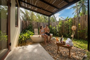 Quarto luxo, banheira, vista para a piscina | Banheiro | Chuveiro/banheira combinados, chuveiro com efeito de chuva