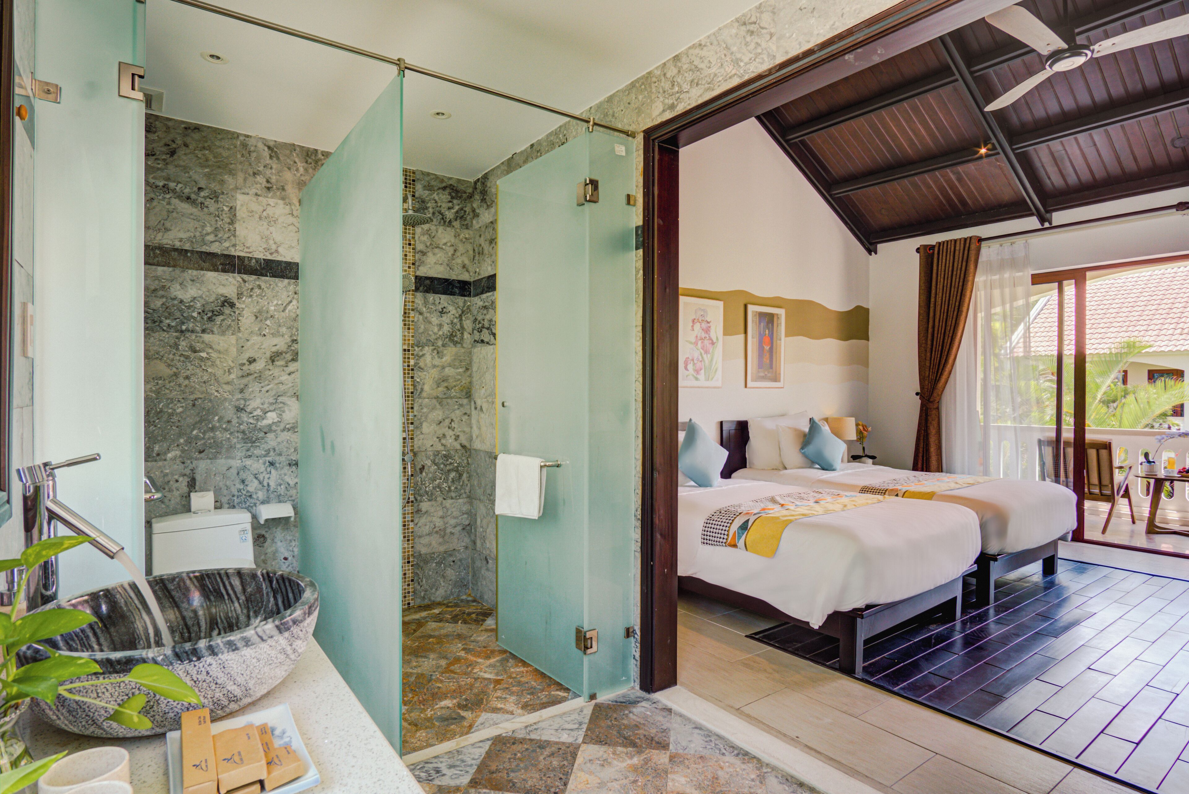 deluxe twin room, pool view | bathroom | combined shower/bathtub, rainfall showerhead, free toiletries