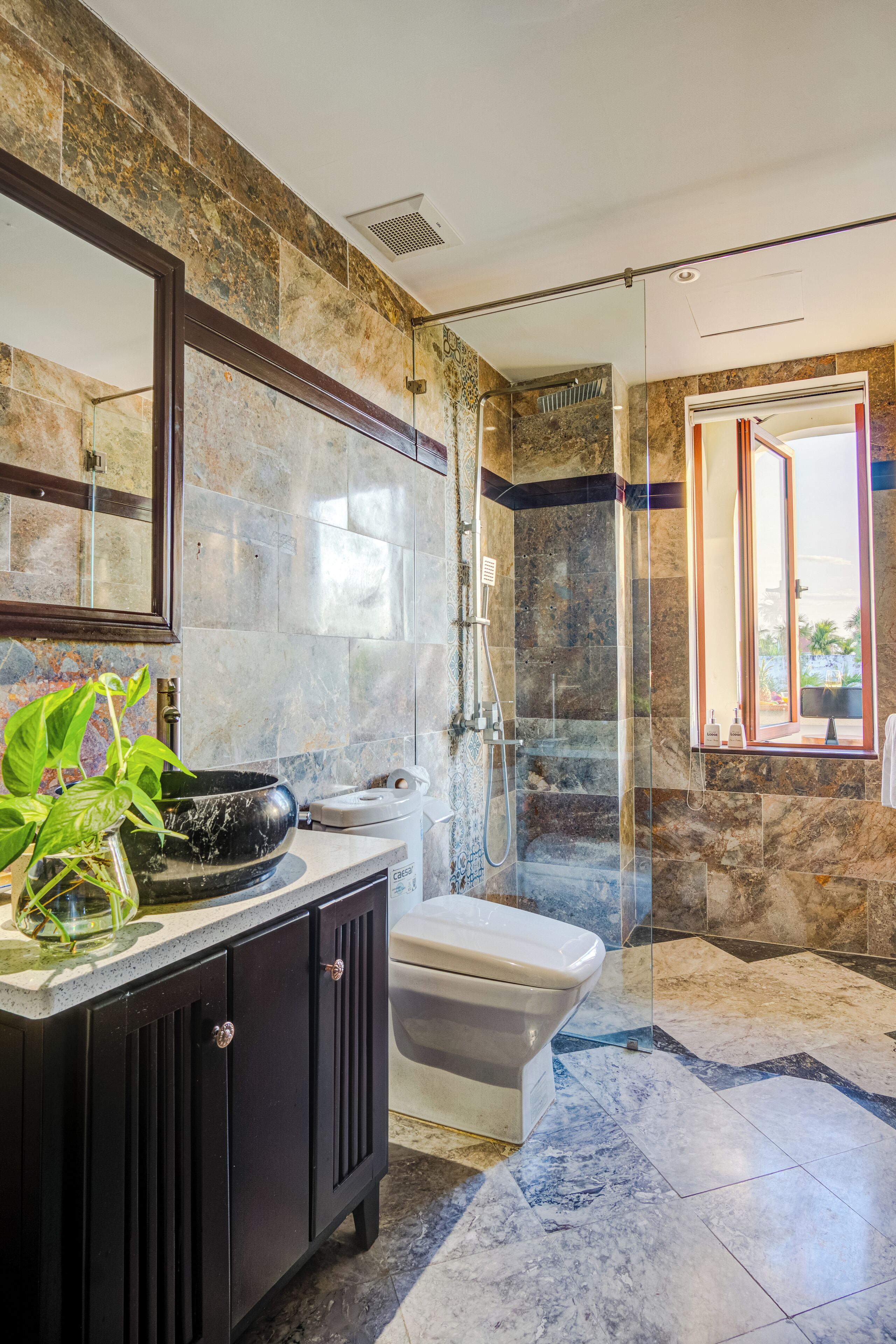 superior twin room, garden view | bathroom | combined shower/bathtub, rainfall showerhead, free toiletries