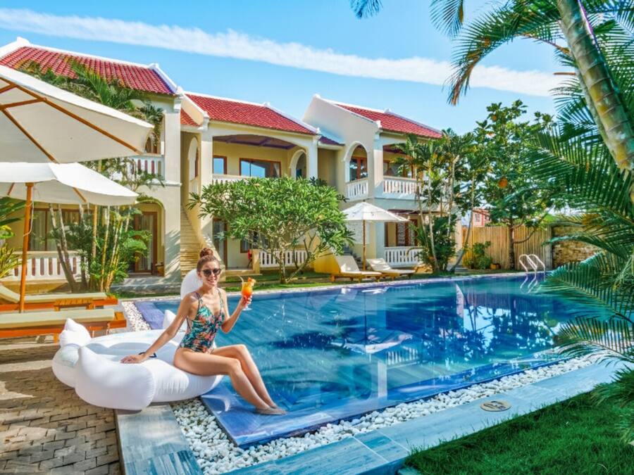 Ulkouima-allas avoinna 7.00–22.30, aurinkovarjoja, aurinkotuoleja