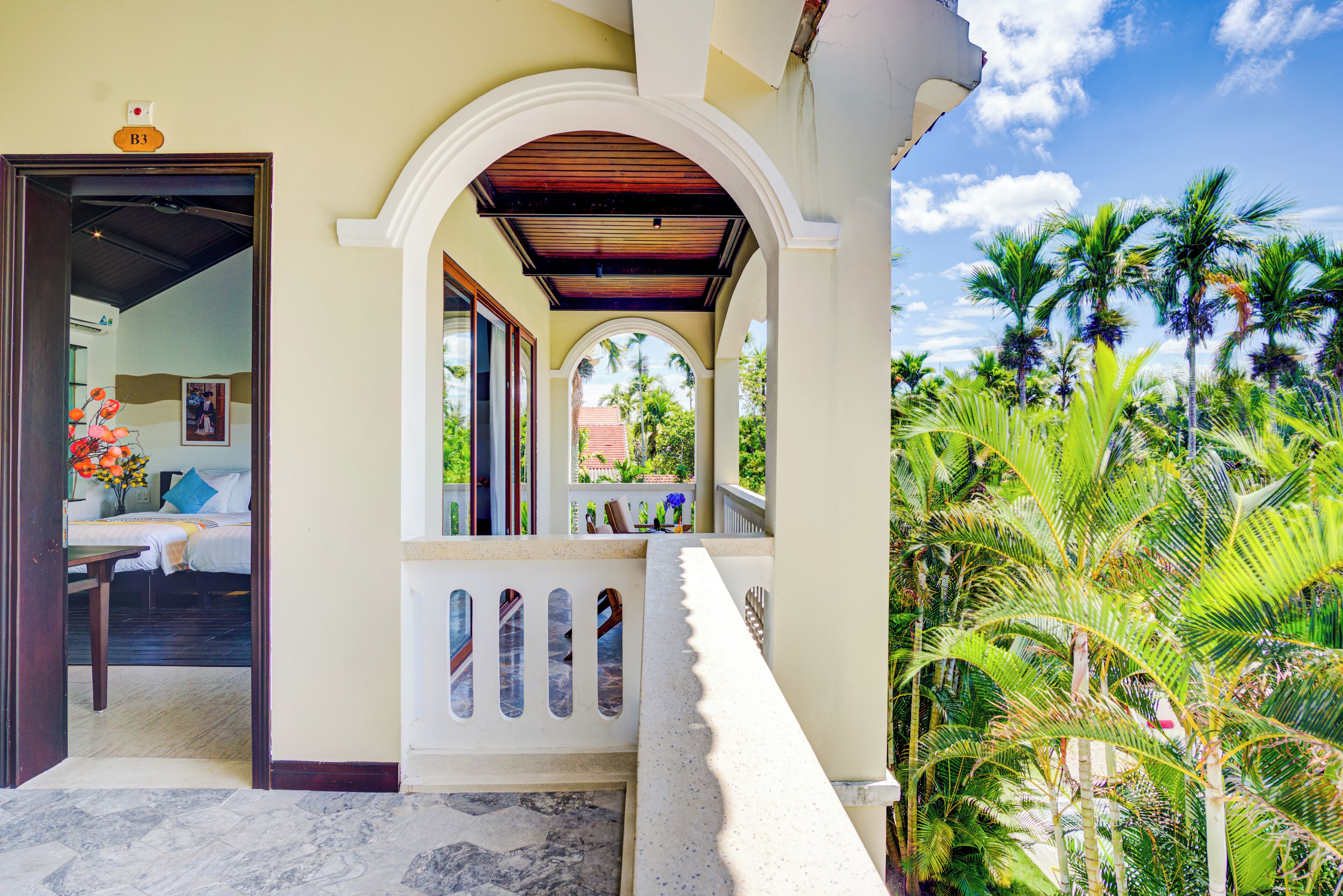 deluxe twin room, pool view | balcony view