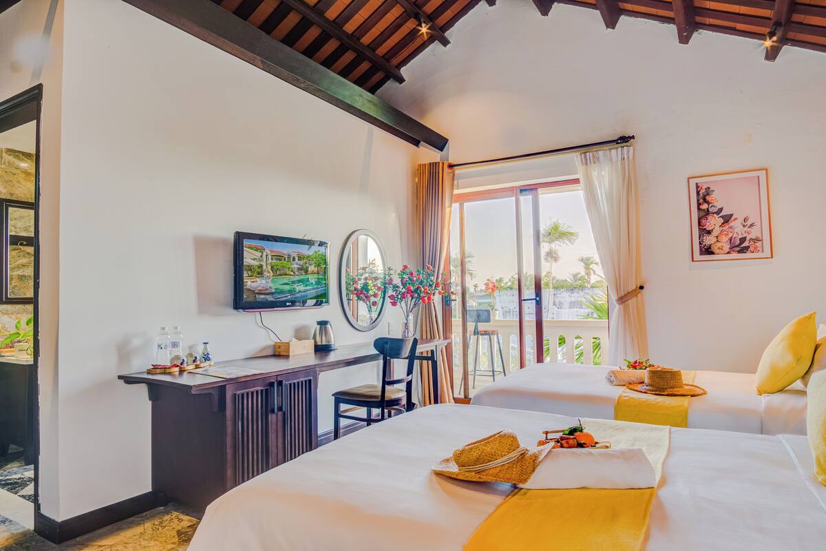 Habitación superior con 2 camas individuales, vista al jardín | 1 habitación, caja de seguridad en la habitación y escritorio