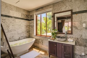 Deluxe Room, Balcony | Bathroom | Combined shower/tub, rainfall showerhead, free toiletries, hair dryer - Én Retreat Hoi An (Da Nang)