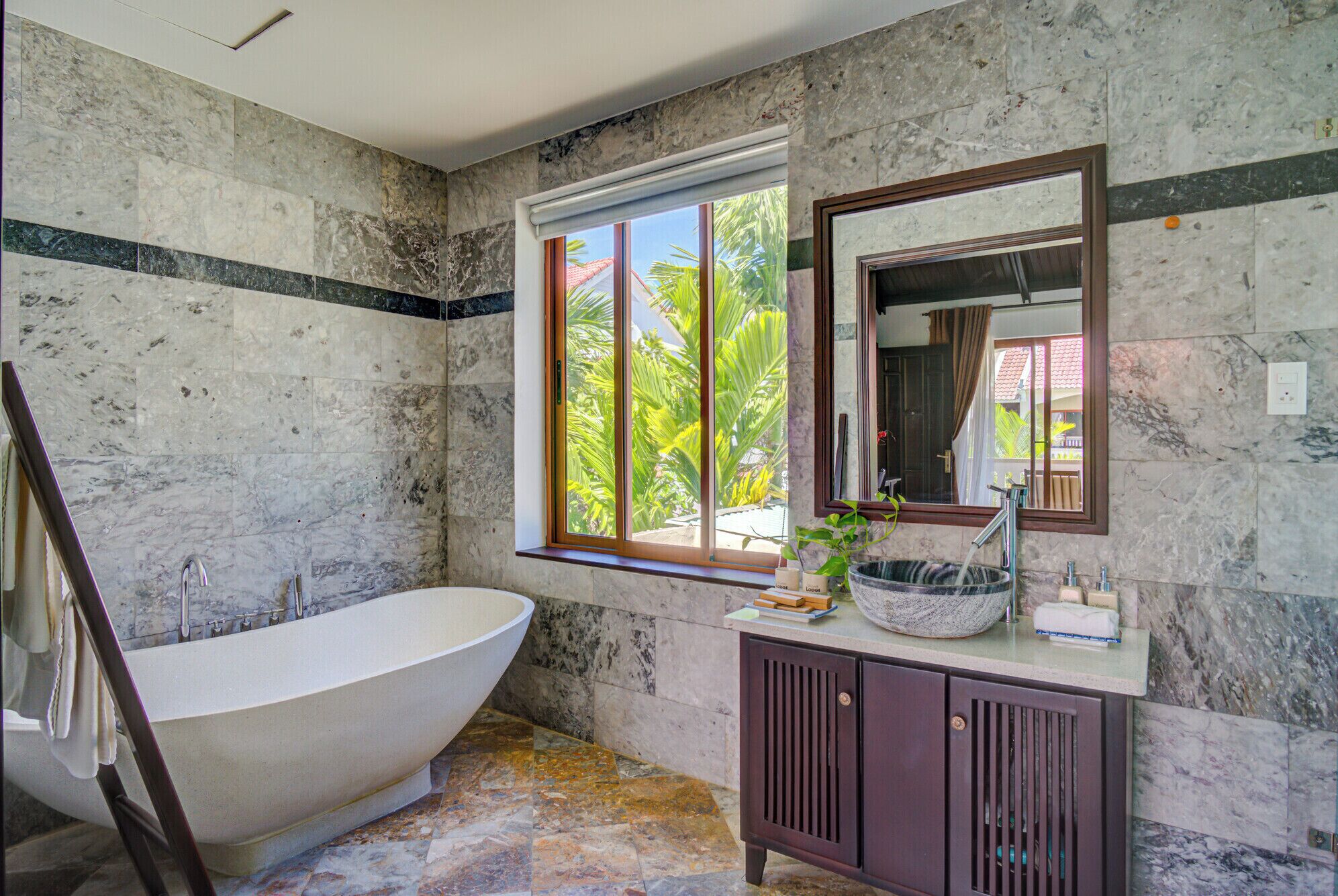 combined shower/bathtub, rainfall showerhead, free toiletries