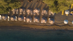 Privatstrand, Liegestühle, Sonnenschirme