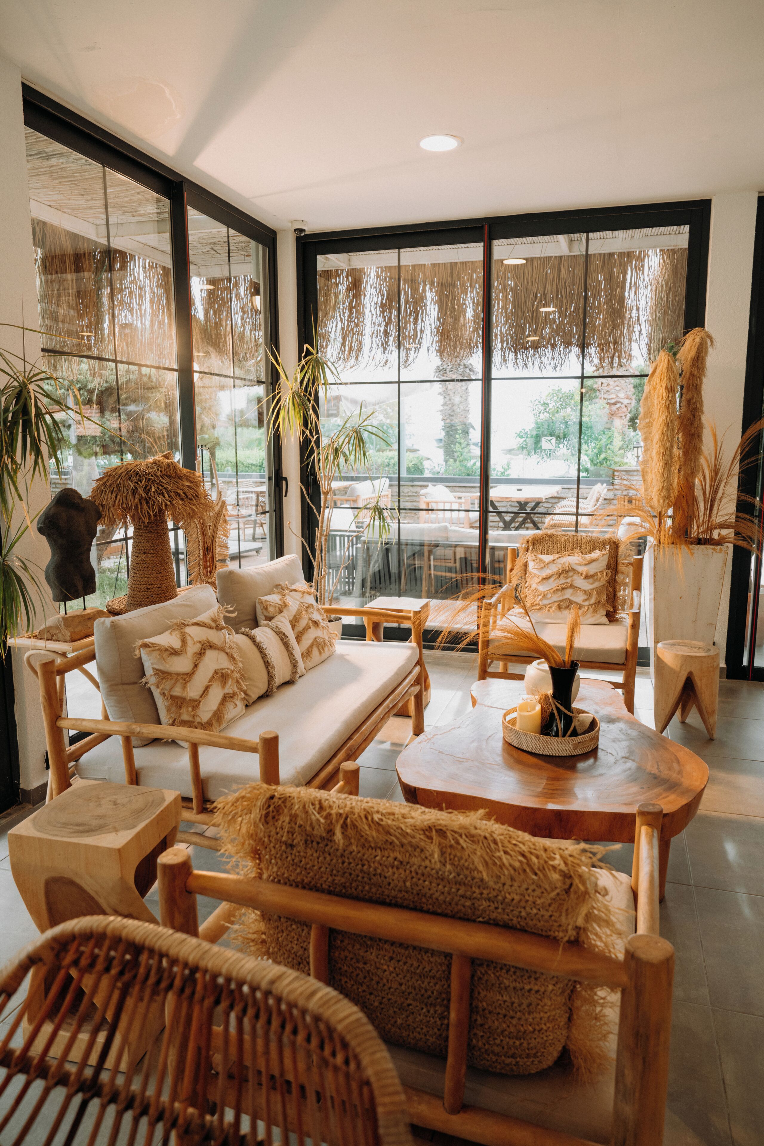 Um interior moderno com um sofá, cadeiras e uma mesa de centro.