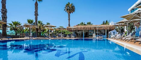 Outdoor pool, pool umbrellas, sun loungers