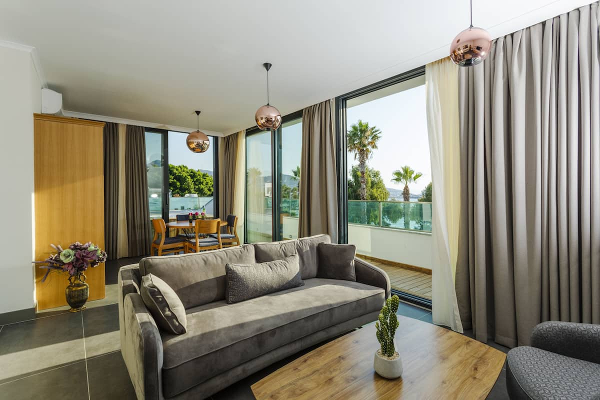 EXECUTIVE DELUXE SUITE