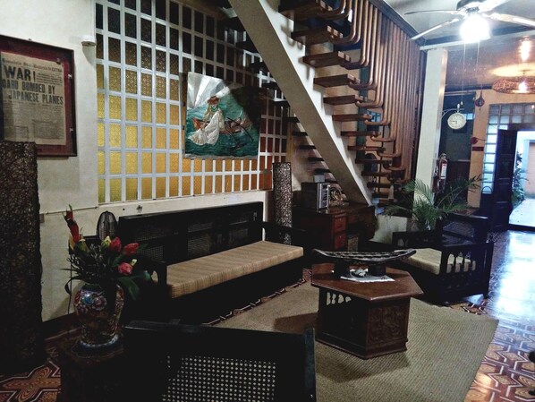 Lobby sitting area - La Casa Roa Hostel (Caramoan)