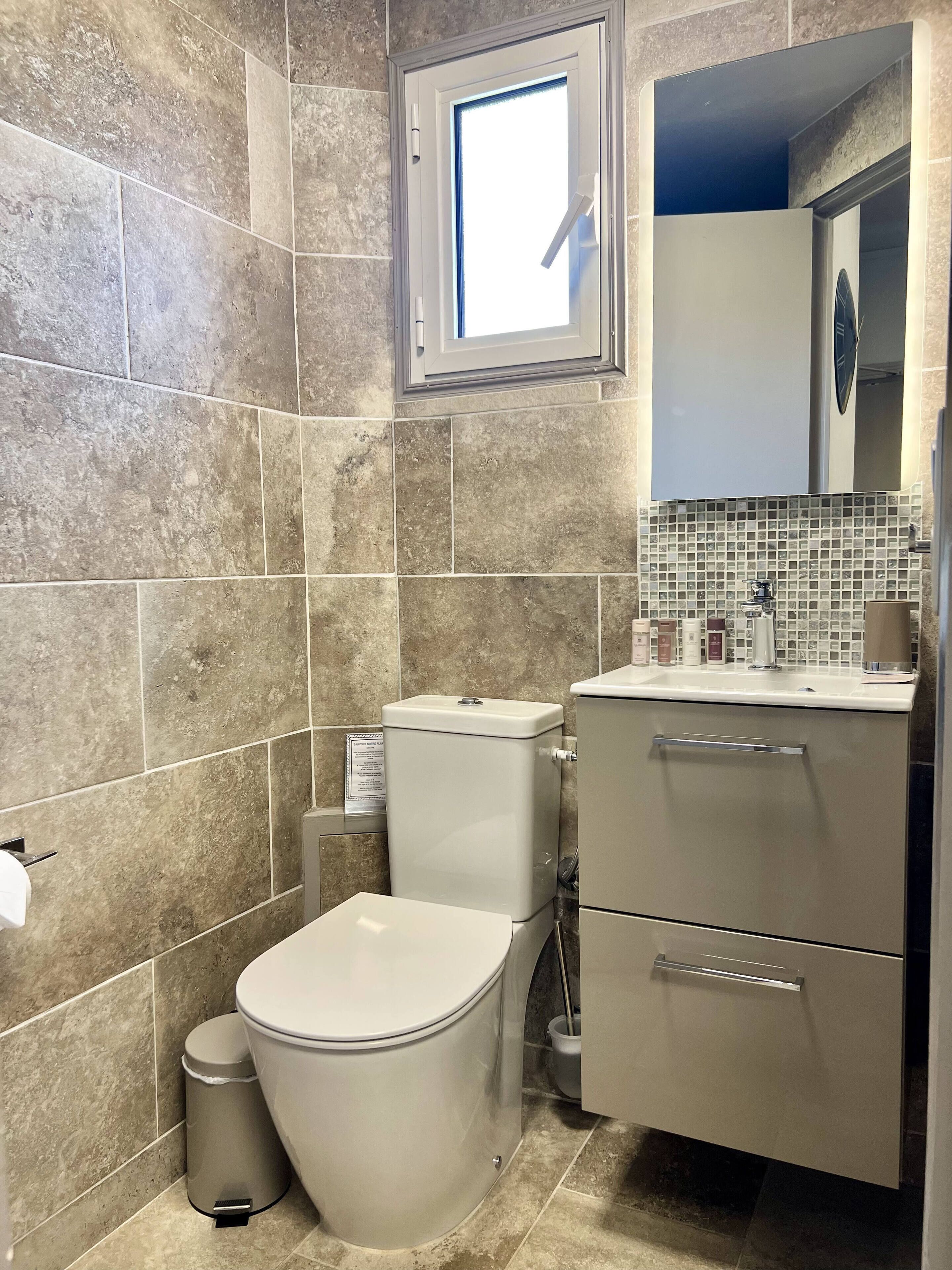 standard single room, 1 single bed, mountain view | bathroom | free toiletries, towels, soap, shampoo