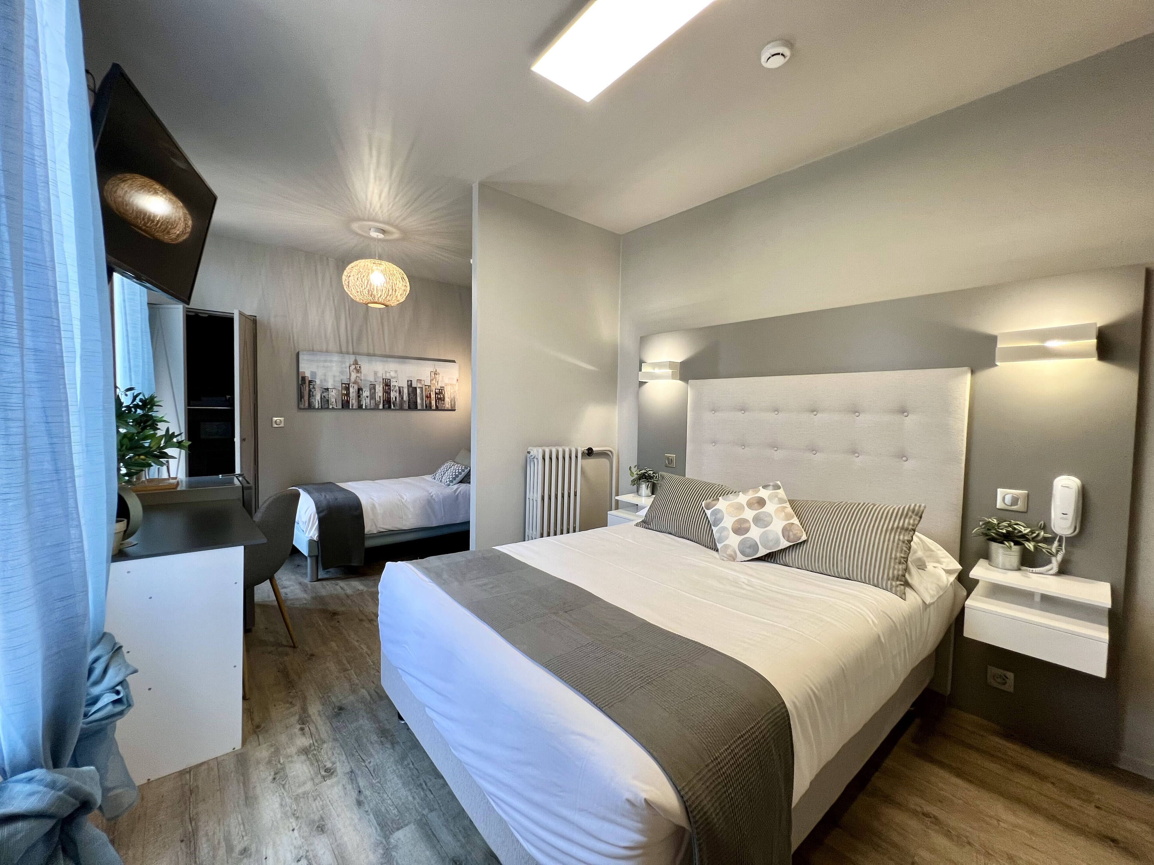 غرفة كلاسيكية ثلاثية - بشرفة - بمنظر للبحر | 1 غرفة نوم وأغطية فراش متميزة وبديكورات فريدة لكل غرفة