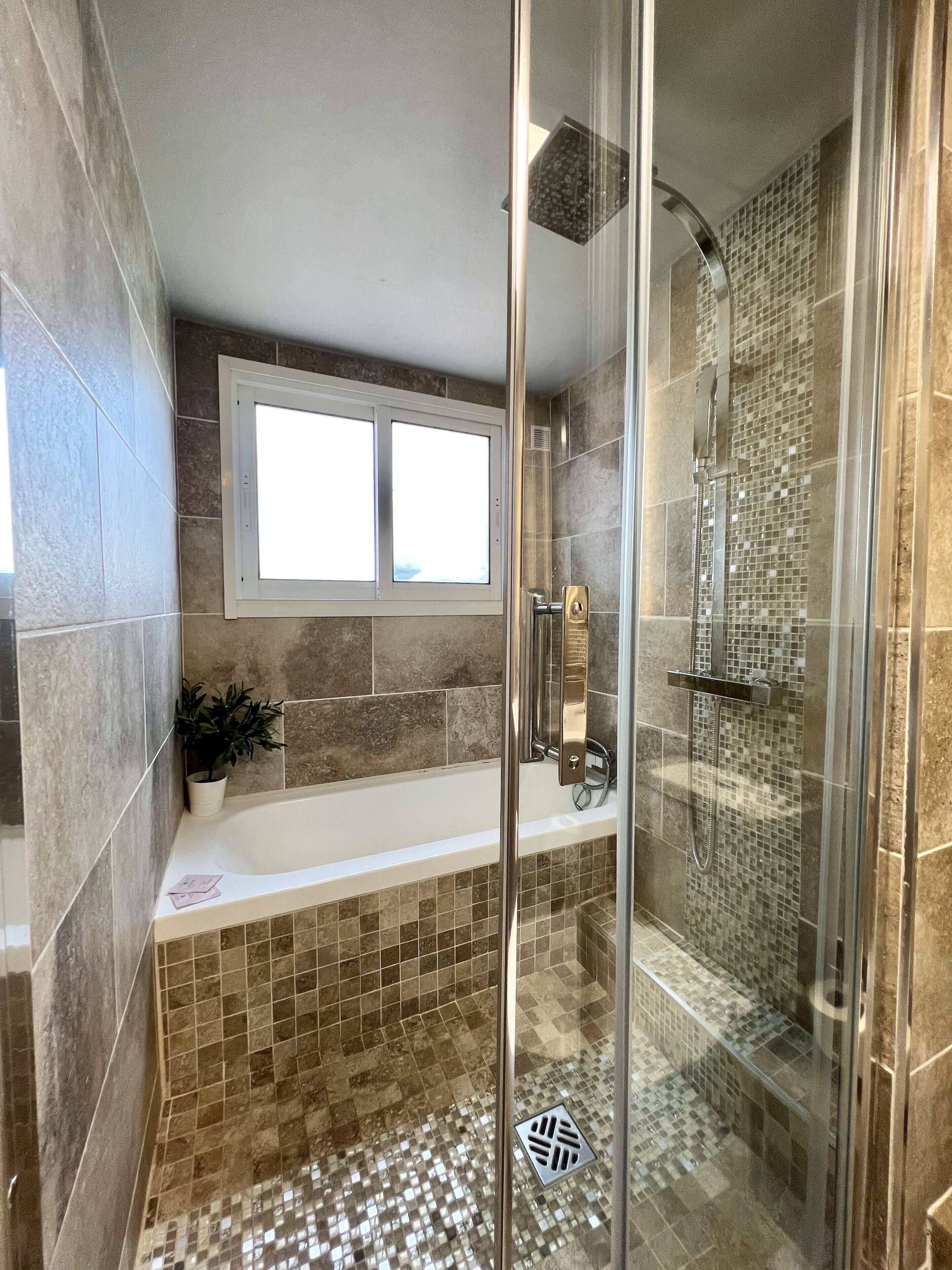 Standard Quadruple Room | Bathroom | Free toiletries, towels, soap, shampoo