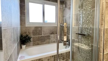Standard Quadruple Room | Bathroom | Free toiletries, towels, soap, shampoo