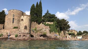 بالقرب من الشاطئ