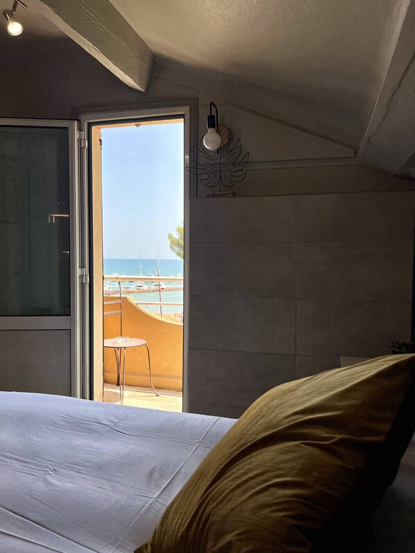 Chambre Double Deluxe, 1 grand lit, balcon, vue plage | Vue de la chambre