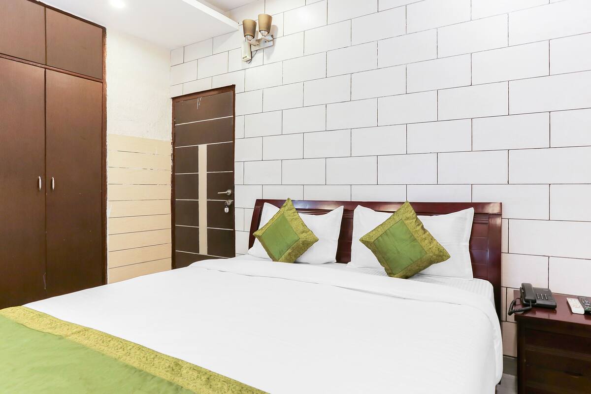 Iron/ironing board, rollaway beds, free WiFi, bed sheets