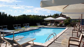 Piscina externa sazonal, funciona das 9h30 às 19h, guarda-sóis