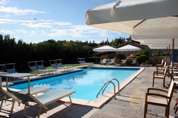 Seasonal outdoor pool, open 9:30 AM to 7 PM, pool umbrellas - Villa Bricco Dei Cogni (La Morra)