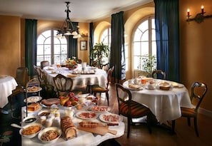 Daily buffet breakfast (EUR 15 per person) - Villa Bricco Dei Cogni (La Morra)
