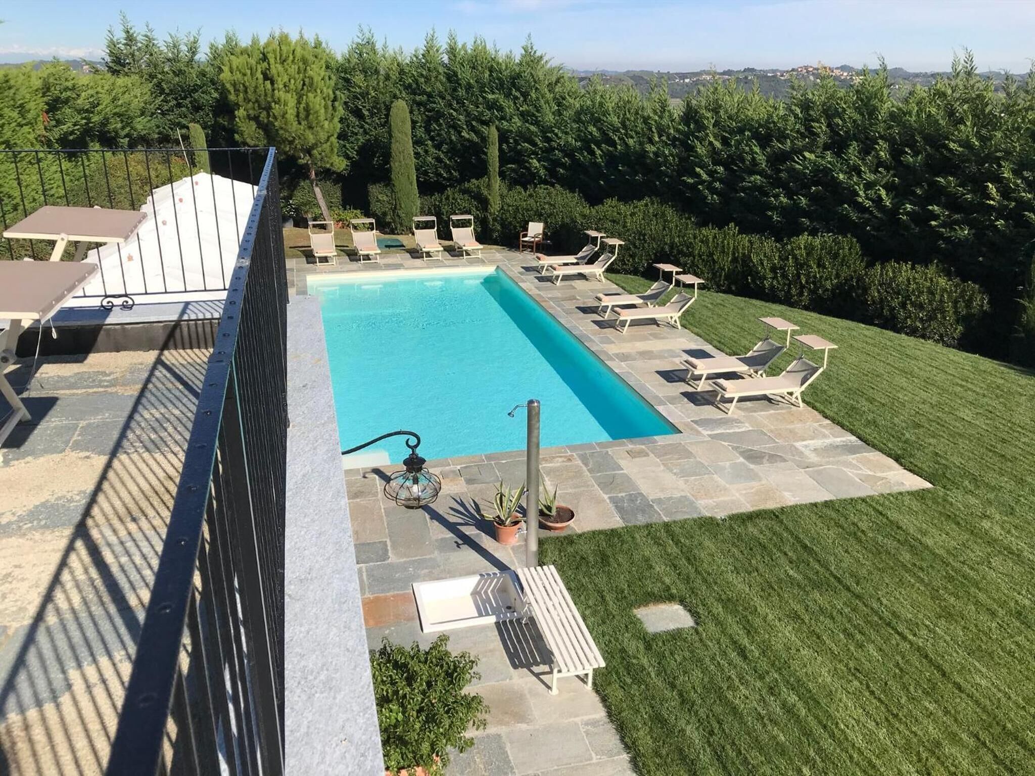 季节性开放的室外游泳池，09:30 至 19:00 开放，池畔遮阳伞，日光浴躺椅