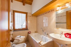 Een douche, gratis toiletartikelen, een haardroger, een bidet