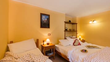 Triple Room, Mountain View | Meja, Wi-fi percuma, cadar katil