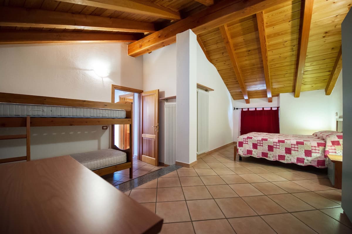 Appartement, 2 slaapkamers, uitzicht op bergen | Een bureau, gratis wifi, beddengoed