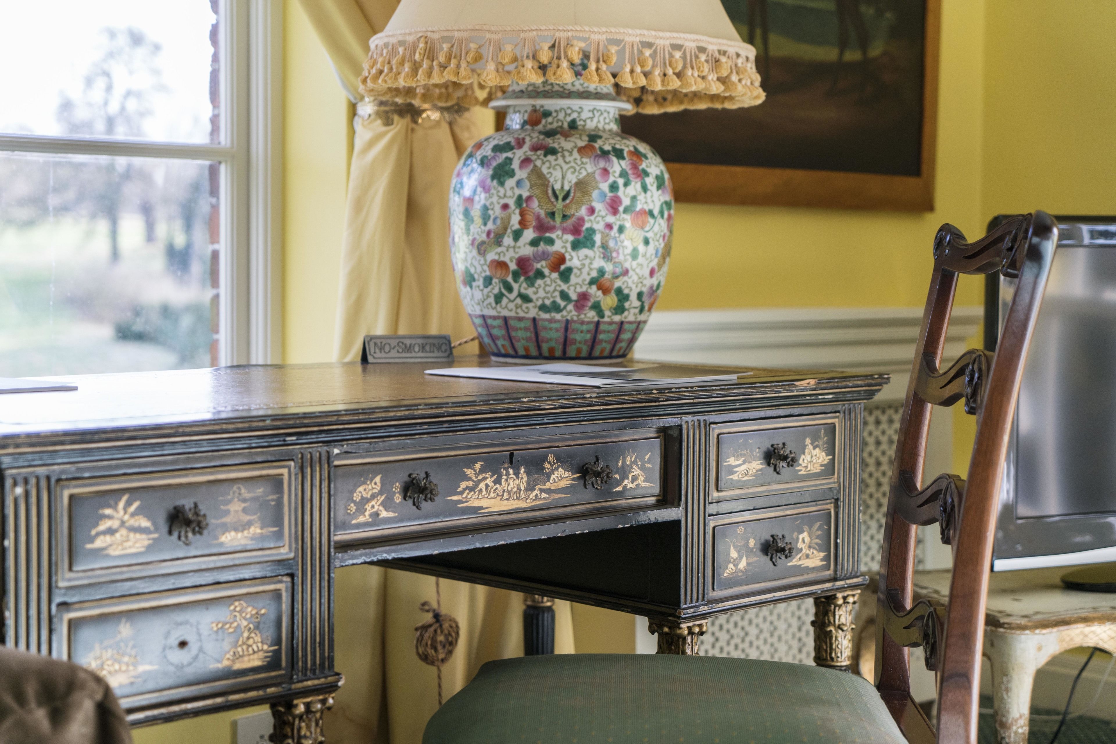 deluxe double or twin room, 1 king bed, garden view | living area | flat-screen tv