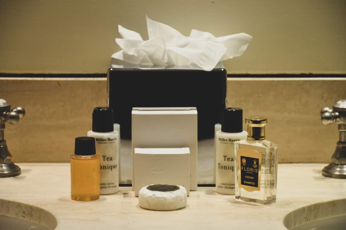 combined shower/bathtub, deep-soaking bathtub, free toiletries