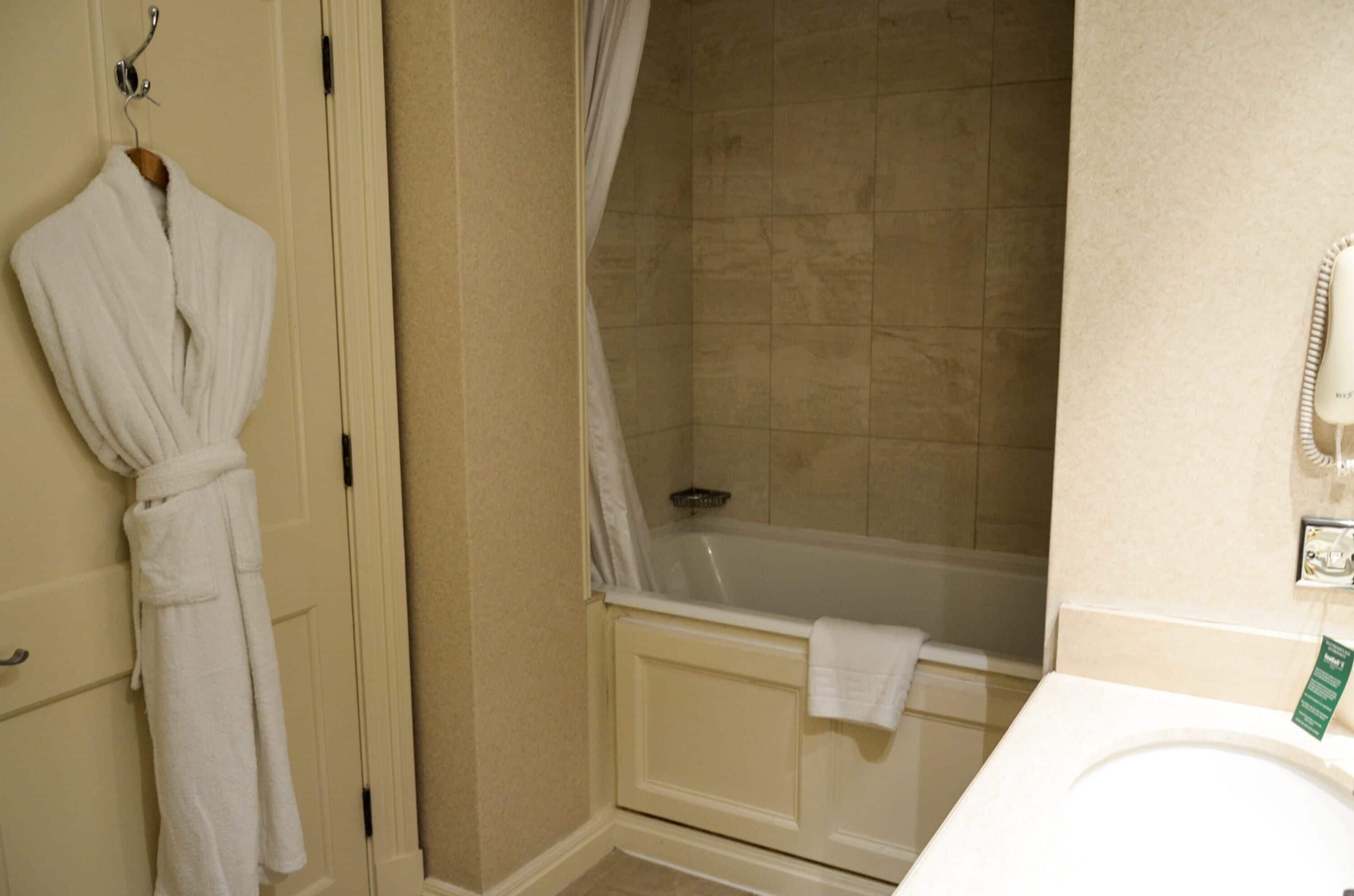 combined shower/bathtub, deep-soaking bathtub, free toiletries