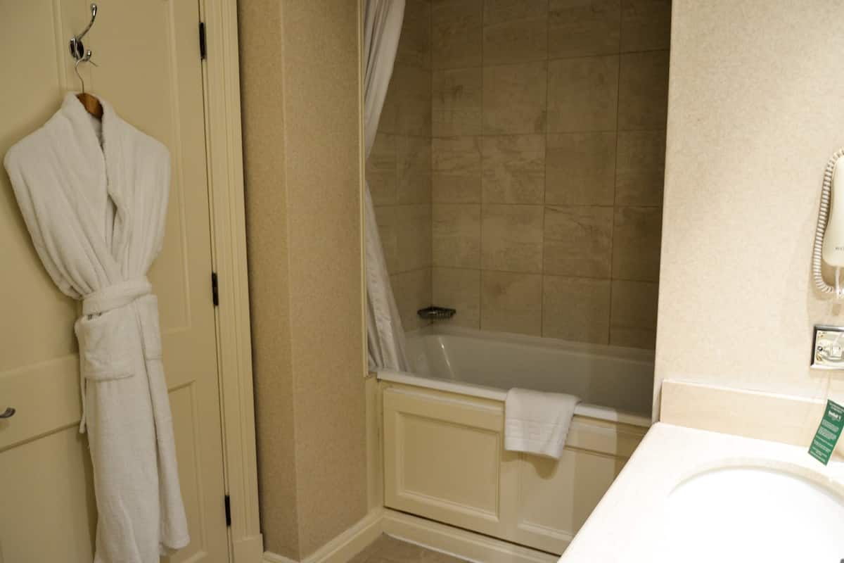 combined shower/bathtub, deep-soaking bathtub, free toiletries