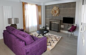 In-room safe, desk, blackout curtains, soundproofing - Principia Suites (León)