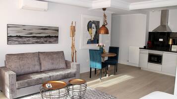 Suite, Balcony (3ºB) | In-room safe, desk, blackout drapes, soundproofing