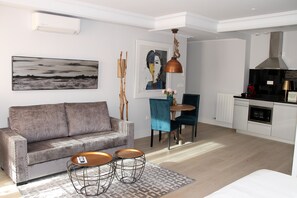 In-room safe, desk, blackout curtains, soundproofing - Principia Suites (León)