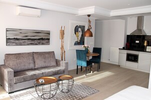 Suite, Balcony (3ºB) | In-room safe, desk, blackout drapes, soundproofing