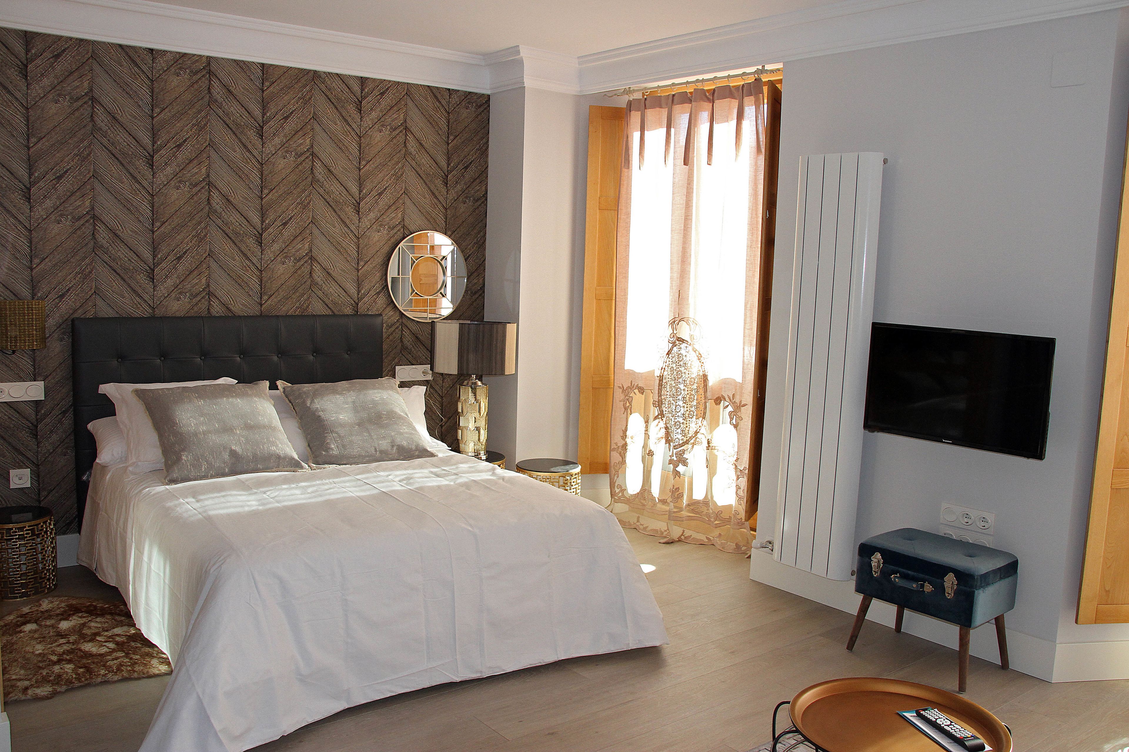 Suite, balcó (3ºB) | Caixa forta a l&#x27;habitació, escriptori i cortines opaques 