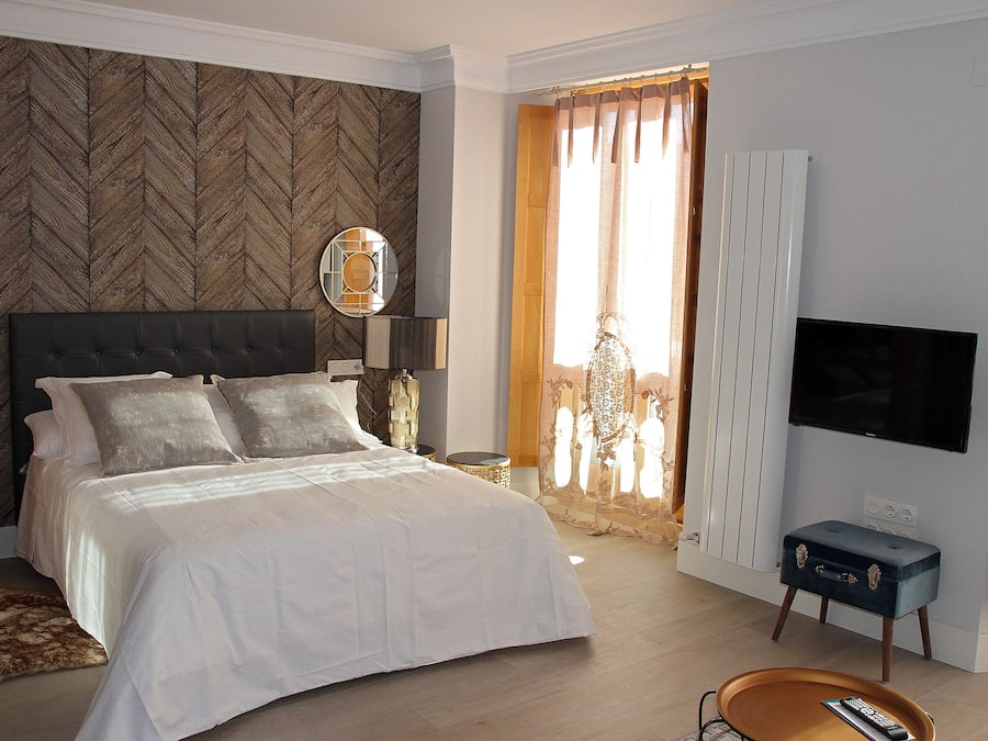 Suite, balkon (3ºB) | Een kluis op de kamer, een bureau, verduisterende gordijnen