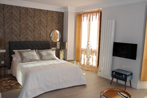 In-room safe, desk, blackout curtains, soundproofing - Principia Suites (León)