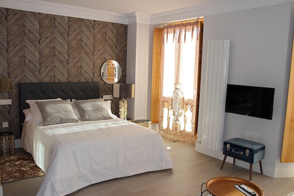 Suite, balkon (3ºB) | Een kluis op de kamer, een bureau, verduisterende gordijnen