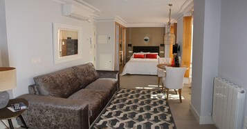 Suite, balcón (3ºC) | Caja fuerte, escritorio, cortinas opacas y sistema de insonorización