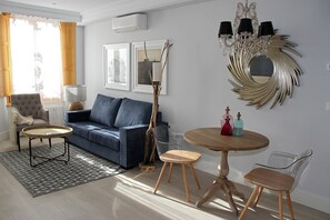 Suite (B) | Een kluis op de kamer, een bureau, verduisterende gordijnen