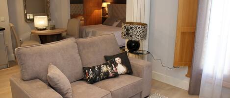 Caja de seguridad en la habitación, escritorio y cortinas blackout